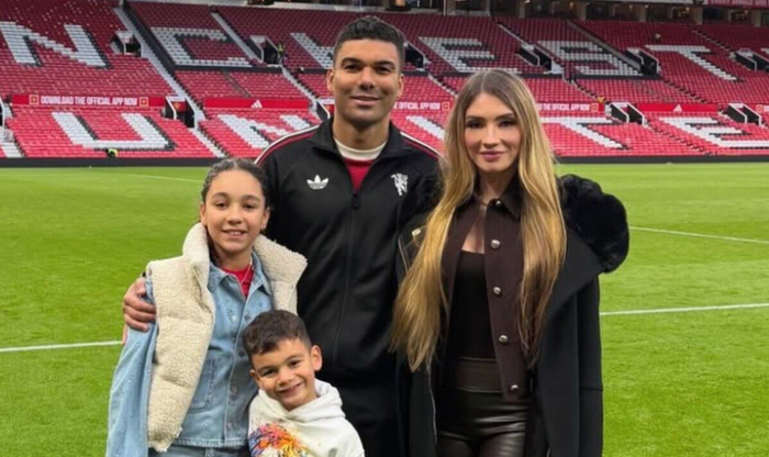 九游游戏中心-泪目名场面！卡塞米罗妻子被球迷挽留哭红眼，温情告别曼联|皇家马德里|梅努|离队|赛季|合同_新浪体育_新浪新闻